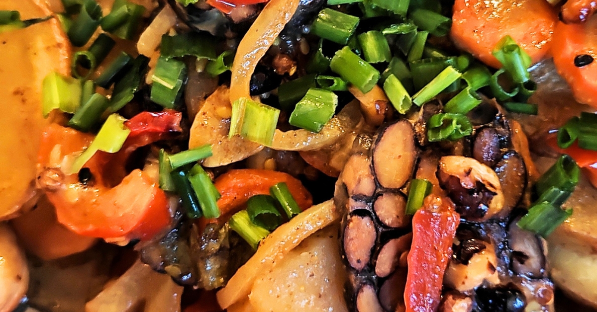 wegańskie danie - warzywa i tempeh